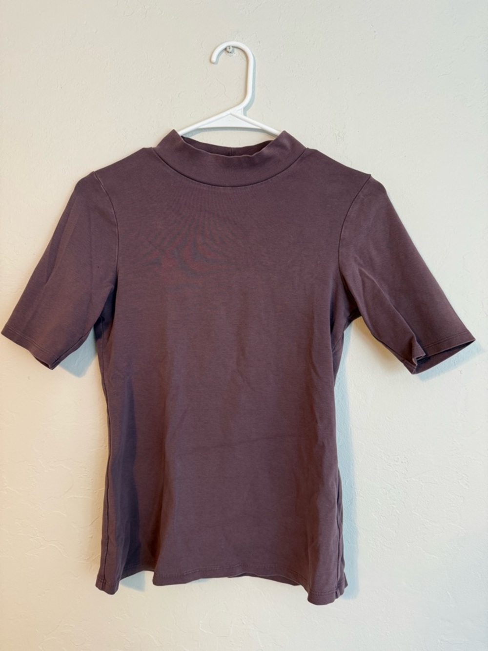 Uniqlo Women's Short Sleeve Mock Neck Top in Mauve Brown - Picture 2 of 4